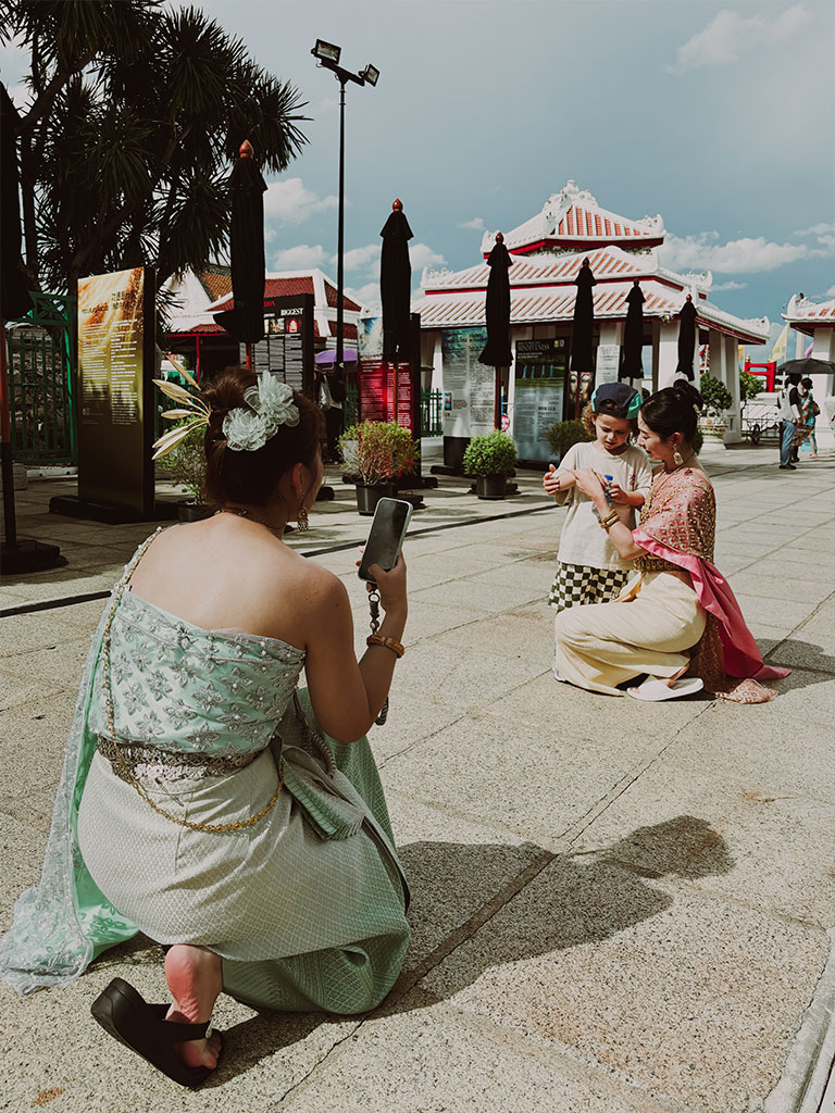 Notre séjour en famille à Bangkok - Gaspard la star au Wat Arun