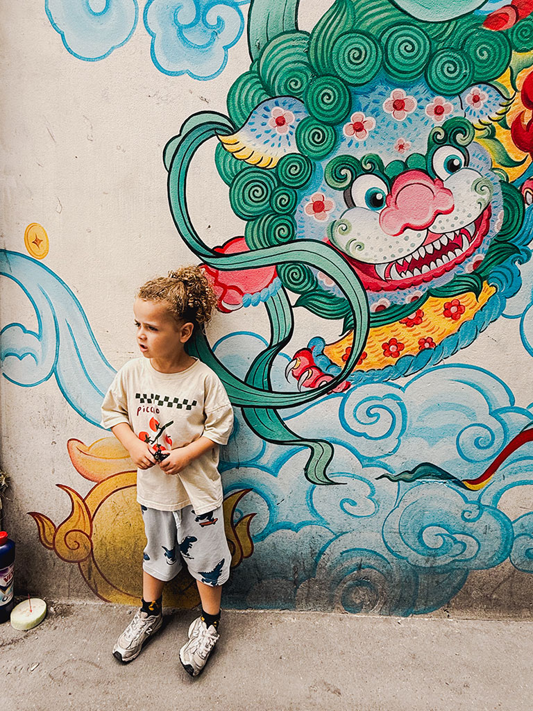 Notre séjour en famille à Bangkok - Gaspard devant un street art de Chinatown