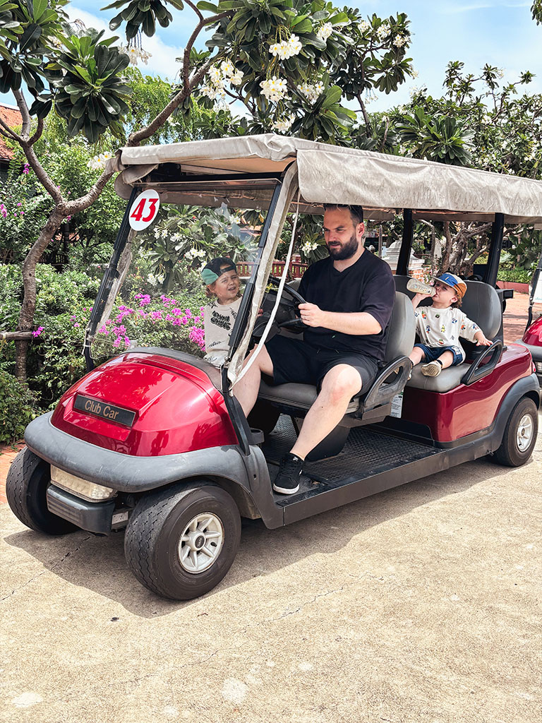 Notre séjour en famille à Bangkok - visiter Muang Boran en voiture de golf